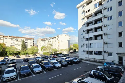 Pogled sa terase na parking i okolne stambene zgrade. - image 3
