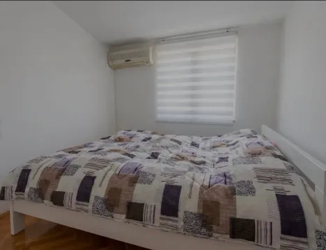 Svjetla spavaća soba sa bračnim krevetom i klima uređajem. - image 4