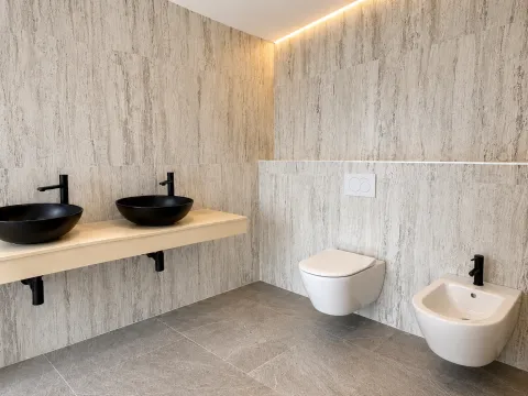 Moderne kupatilo sa dva umivaonika, toaletom i bideom u neutralnim tonovima. - image 9
