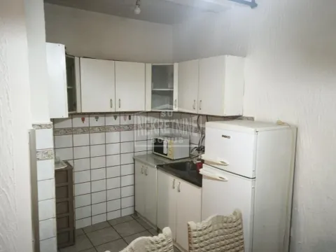 Manja kuhinja sa belim elementima i frižiderom. - image 4