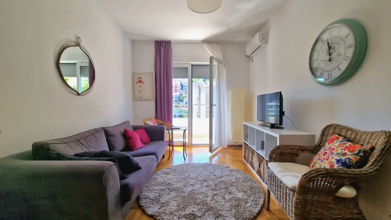 Izdavanje, dvosoban stan, 54m², Budva, Crna Gora