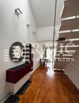 Unutrašnjost dnevne sobe sa stepeništem i drvenim podom. - image 3