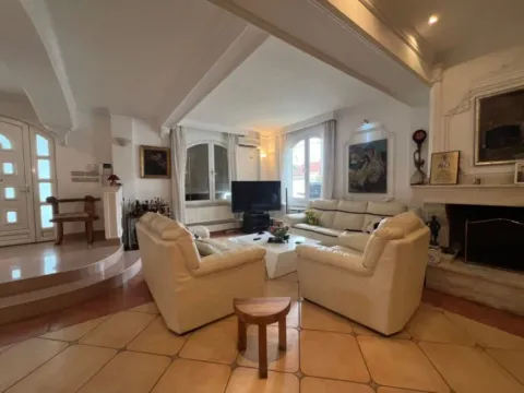 Izdavanje, kuća, 350m², Zlatica, Podgorica