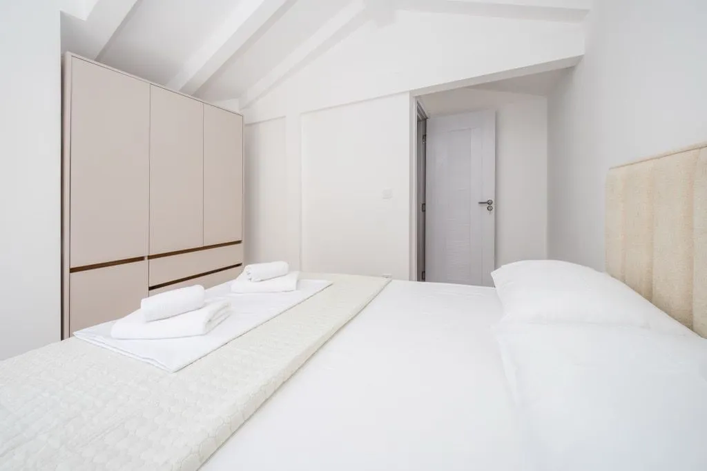 Rent, three bedroom apartment, 115m², Bečići, Budva