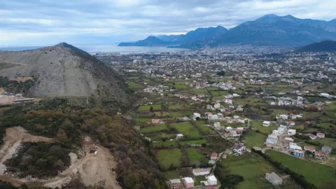 Pogled iz vazduha na naselje i okolne planine sa morem u pozadini. - image 6