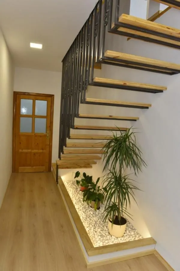 Izdavanje, četvorosoban stan, 218m², Kotor, Crna Gora