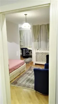 Pogled iz hodnika na nameštenu spavaću sobu. - image 15