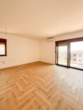 Prazna soba sa parketom i izlazom na terasu. - image 3