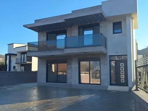 Izdavanje, kuća, 225m², Zaljevo, Bar - image 2