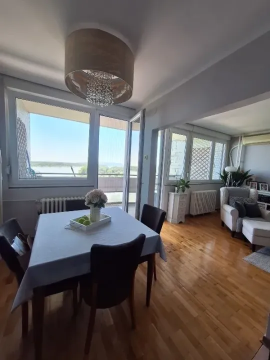 Prodaja, trosoban stan, 82m², Zemun Kej, Zemun Sve Podlokacije