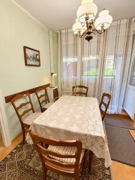 Trpezarija sa drvenim stolom, stolicama i lusterom. - image 7