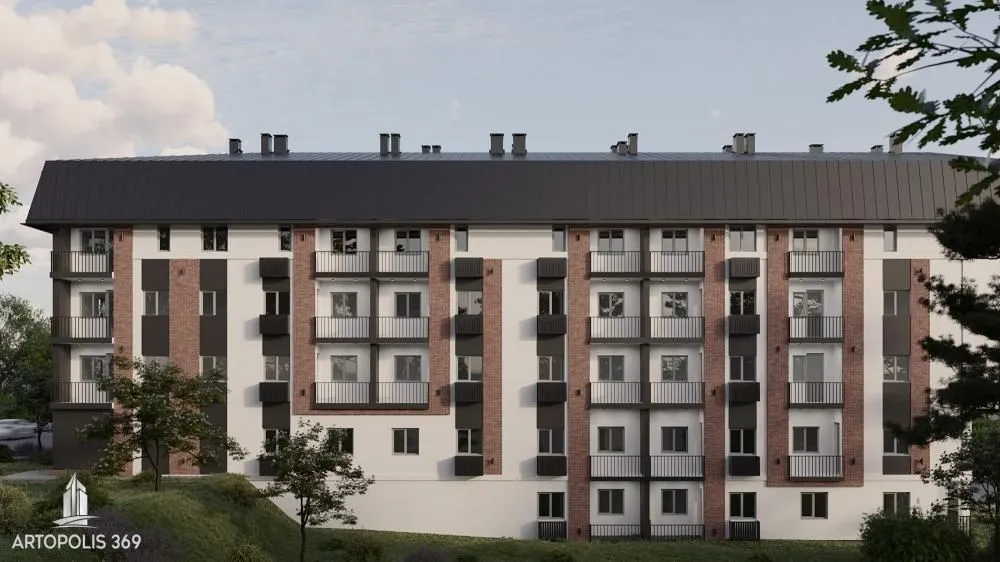 Fasada stambene zgrade sa terasama i tamnim krovom.