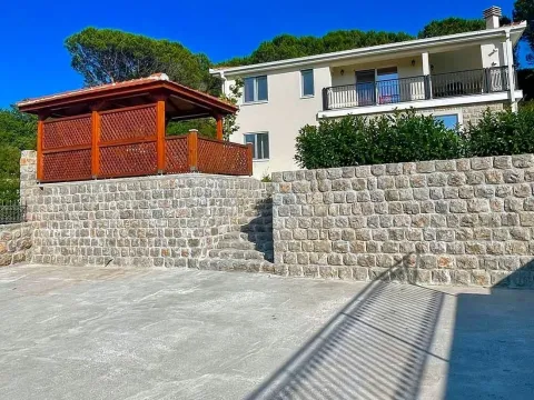 Pogled na dvorište kuće sa kamenim zidovima i drvenom sjenicom. - image 38