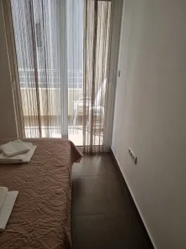 Spavaća soba sa krevetom i izlazom na terasu. - image 3
