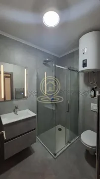Moderno opremljeno kupatilo sa tuš kabinom i umivaonikom. - image 12