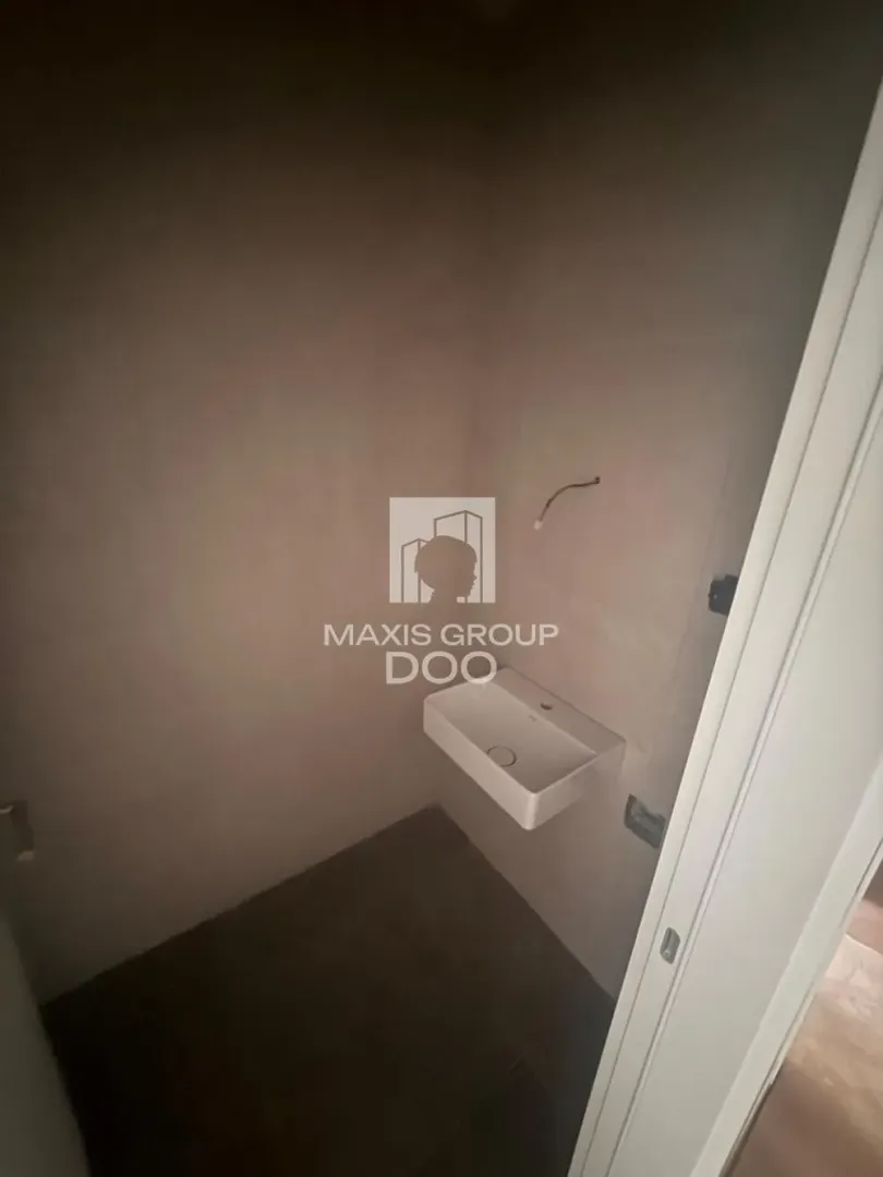 Smaller bathroom with a washbasin under furnishing.
