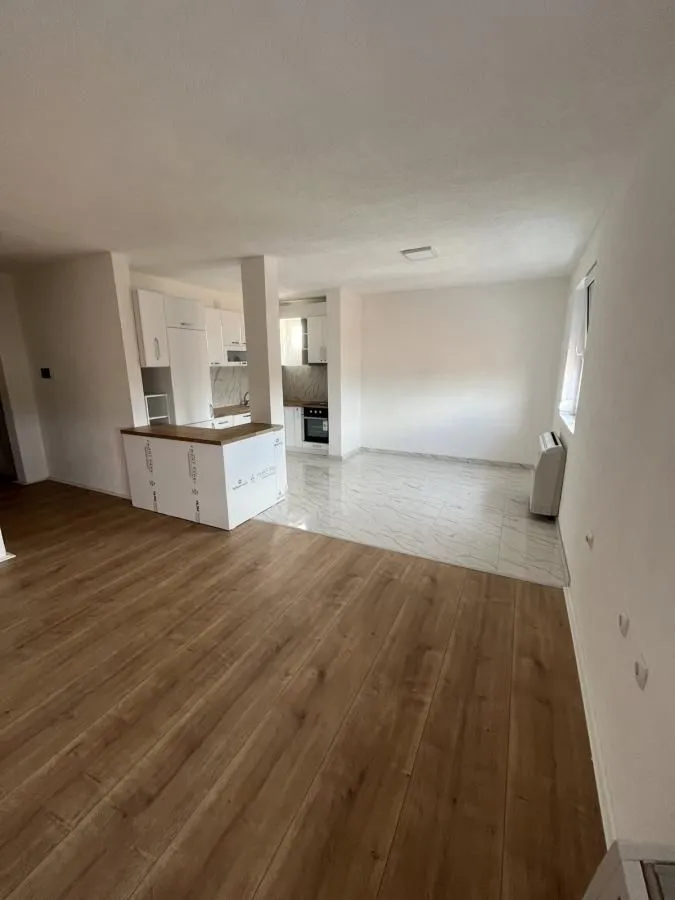 Izdavanje, četvorosoban stan, 90m², Niš, Srbija