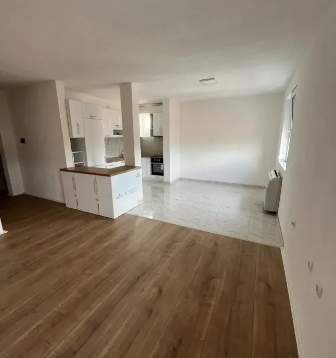 Izdavanje, četvorosoban stan, 90m², Niš, Srbija