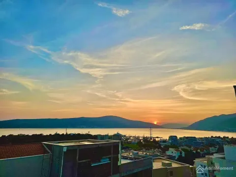 Pogled na zaliv i planine sa terase tokom zalaska sunca. - image 2