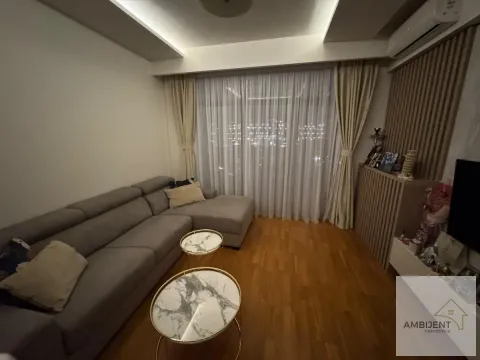 Dnevna soba sa ugaonom garniturom, stočićima i TV komodom. - image 3
