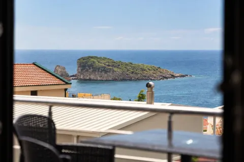 Pogled sa terase na ostrvo i otvoreno more. - image 30