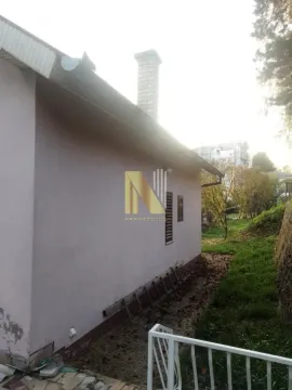 Pogled na spoljašnjost kuće sa dvorištem. - image 12