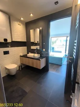 Moderno kupatilo sa umivaonikom, WC šoljom i pogledom na spavaću sobu. - image 31