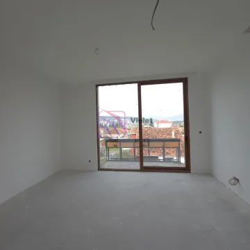 Neopremljena prostorija u fazi izgradnje sa izlazom na terasu. - image 7