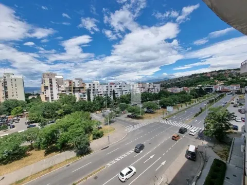 Pogled sa terase na gradsku ulicu i zgrade u okolini. - image 7