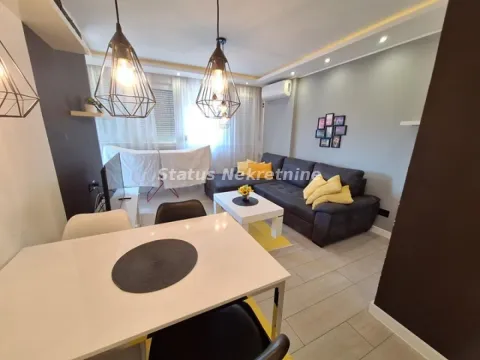 Dnevna soba sa trpezarijom, garniturom i modernim osvetljenjem. - image 3