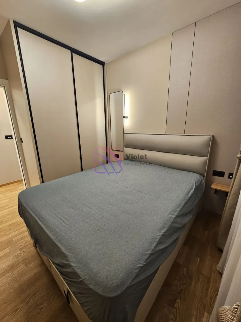 Furnished bedroom with a double bed and a built-in wardrobe.