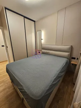 Furnished bedroom with a double bed and a built-in wardrobe. - image 12