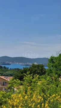 Pogled na more i okolni pejzaž sa zelenilom. - image 2