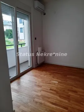 Prazna soba sa parketom i izlazom na terasu. - image 11