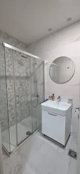 Moderne kupatilo sa tuš kabinom i umivaonikiem. - image 7