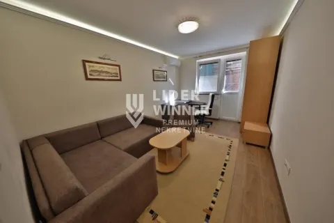Dnevna soba sa garniturom za sedenje i radnim stolom. - image 10