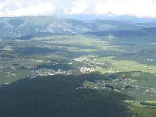 Pogled sa visine na dolinu i planinske predjele.