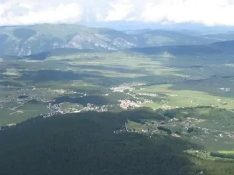 Pogled sa visine na dolinu i planinske predjele. - image 4