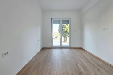 Prazna soba sa bijelim zidovima i drvenim podom, sa balkonskim vratima. - image 14