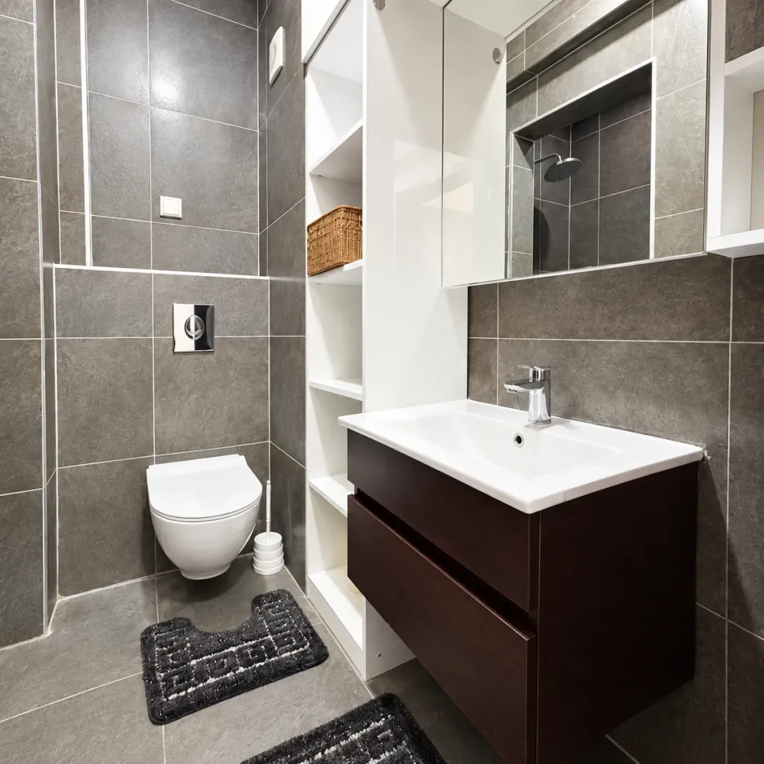 Modernly equipped bathroom with a washbasin and toilet.