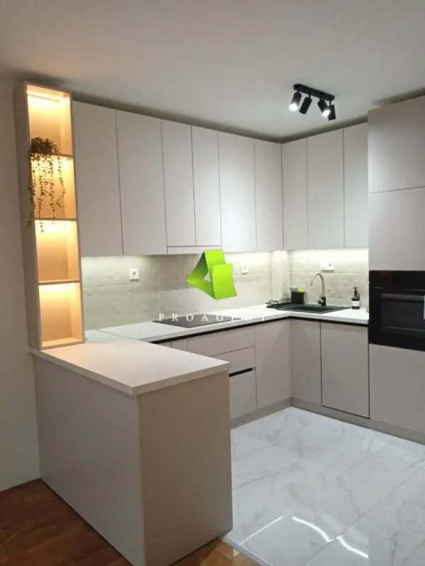 Rent, office space, 93m², Medijana, Niš