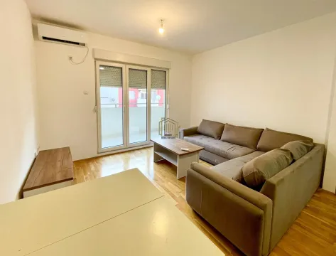 Dnevna soba sa garniturom, klub stočićem i izlazom na terasu. - image 5