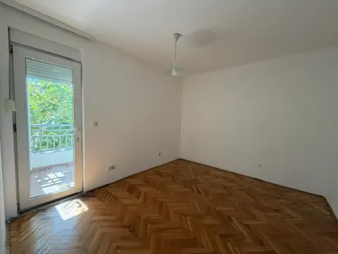 Prazna soba sa parketom i izlazom na terasu. - image 8