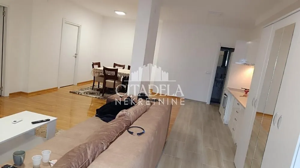 Izdavanje, trosoban stan, 77m², Rakovica, Beograd