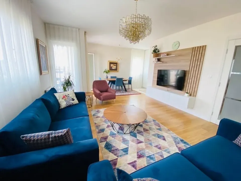 Izdavanje, trosoban stan, 101m², Central Point, Podgorica