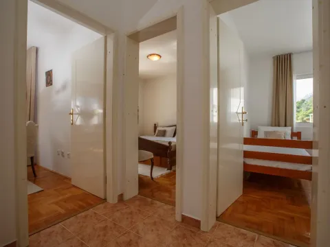 Izdavanje, dvosoban stan, 60m², Dobrota, Kotor - image 12