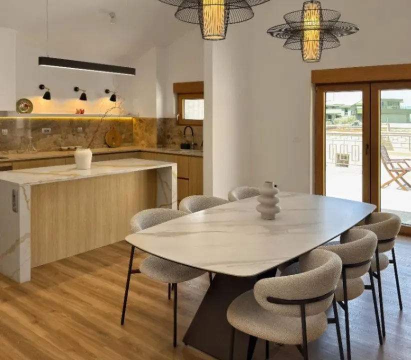 Izdavanje, dvosoban stan, 136m², Tivat, Crna Gora