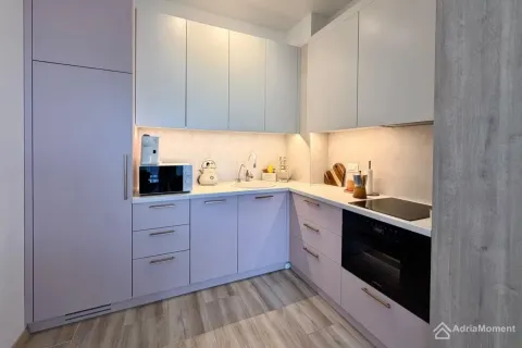 Moderna ugaona kuhinja sa ugradnim aparatima i radnom pločom. - image 3