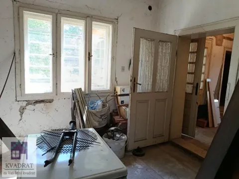 Prazna prostorija u kući za renoviranje sa starim prozorima i vratima. - image 22