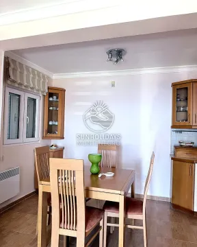 Trpezarija sa drvenim stolom i stolicama u sklopu kuhinje. - image 6